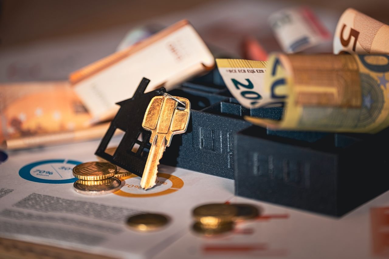 Crafting Captivating Headlines: Your awesome post title goes here Close-up of house keys, euro bills, and charts symbolizing real estate investment and finance.